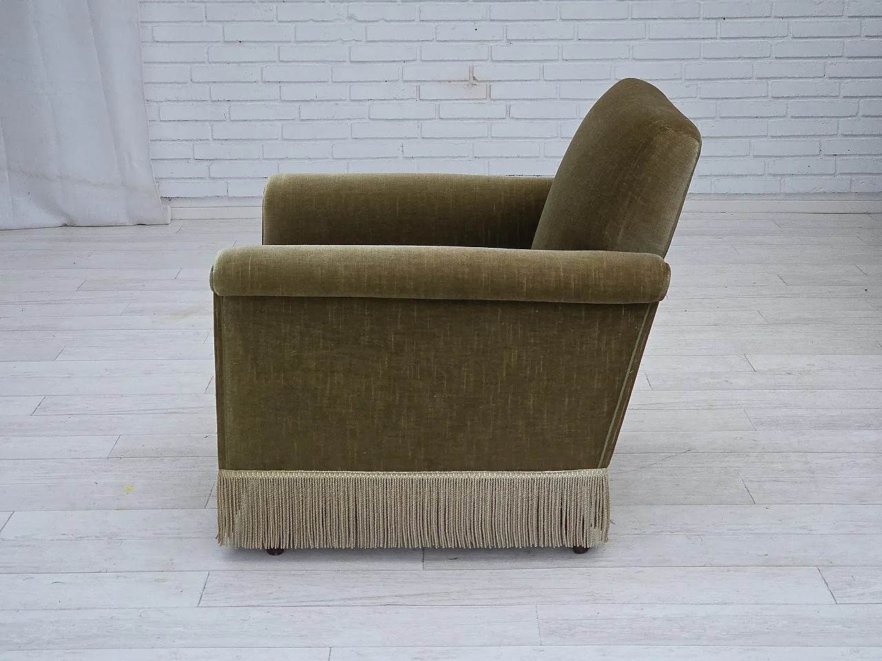 Poltrona danese, velluto verde, gambe in teak, anni '70 14