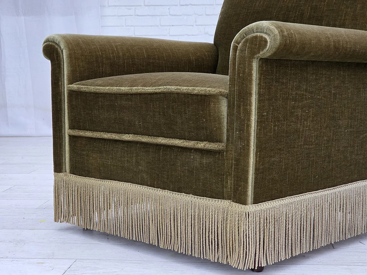 Poltrona danese, velluto verde, gambe in teak, anni '70 16