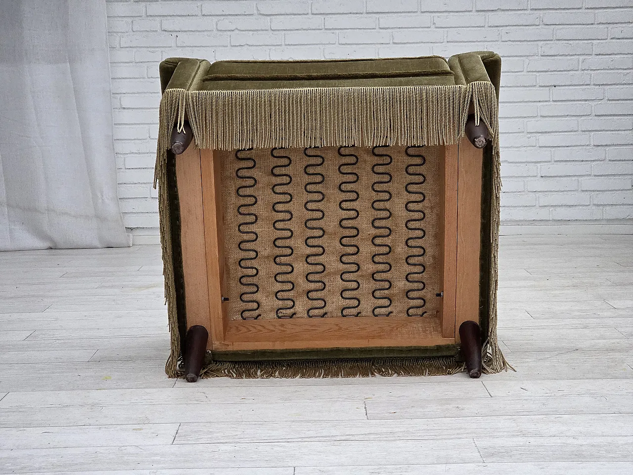 Poltrona danese, velluto verde, gambe in teak, anni '70 17