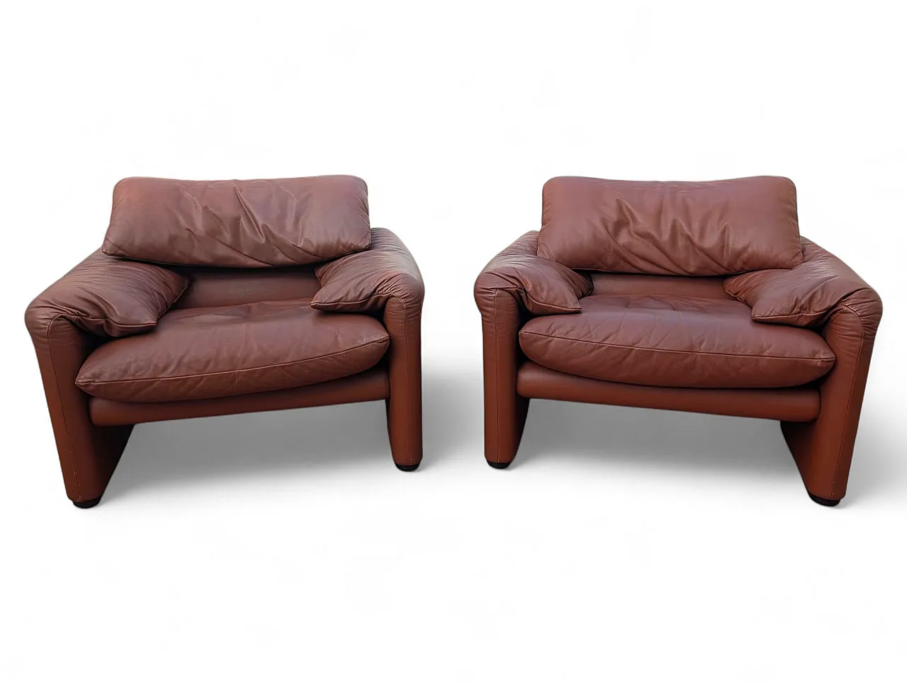 Coppia poltrone in pelle bordeaux di V. Magistretti per Cassina, 1973 1