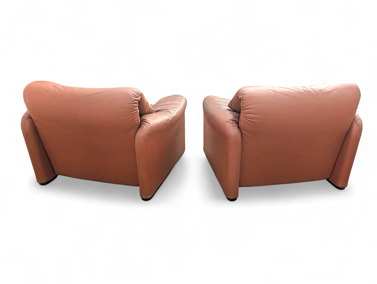 Coppia poltrone in pelle bordeaux di V. Magistretti per Cassina, 1973 2