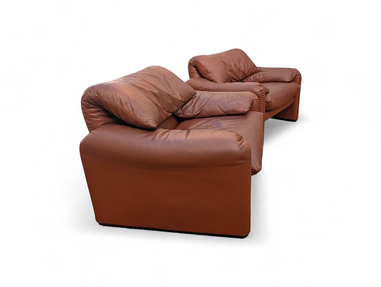 Coppia poltrone in pelle bordeaux di V. Magistretti per Cassina, 1973 3