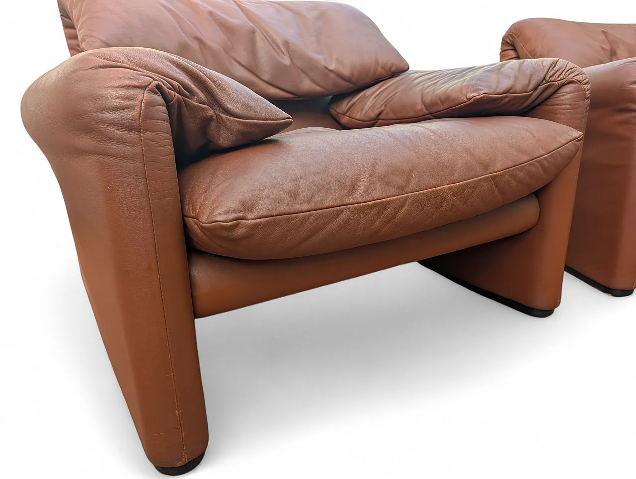 Coppia poltrone in pelle bordeaux di V. Magistretti per Cassina, 1973 6