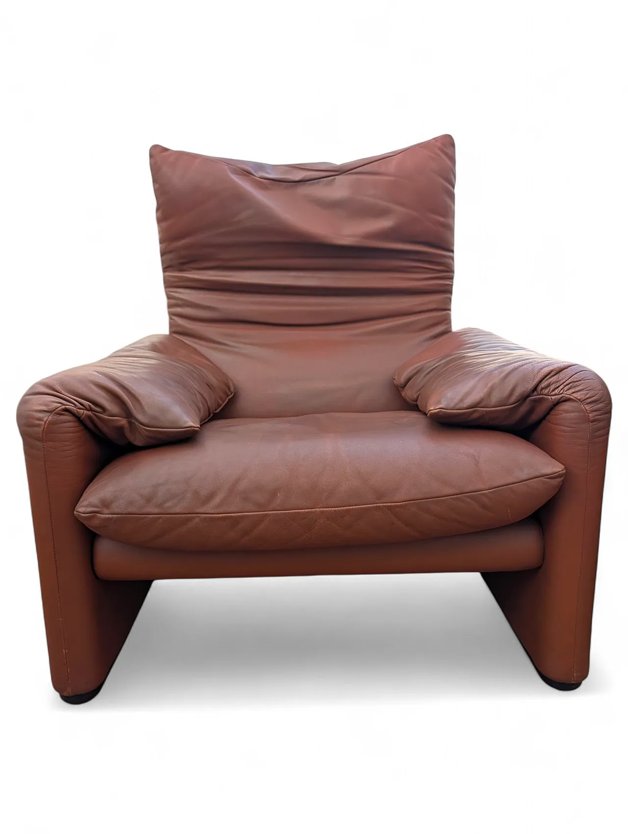 Coppia poltrone in pelle bordeaux di V. Magistretti per Cassina, 1973 8