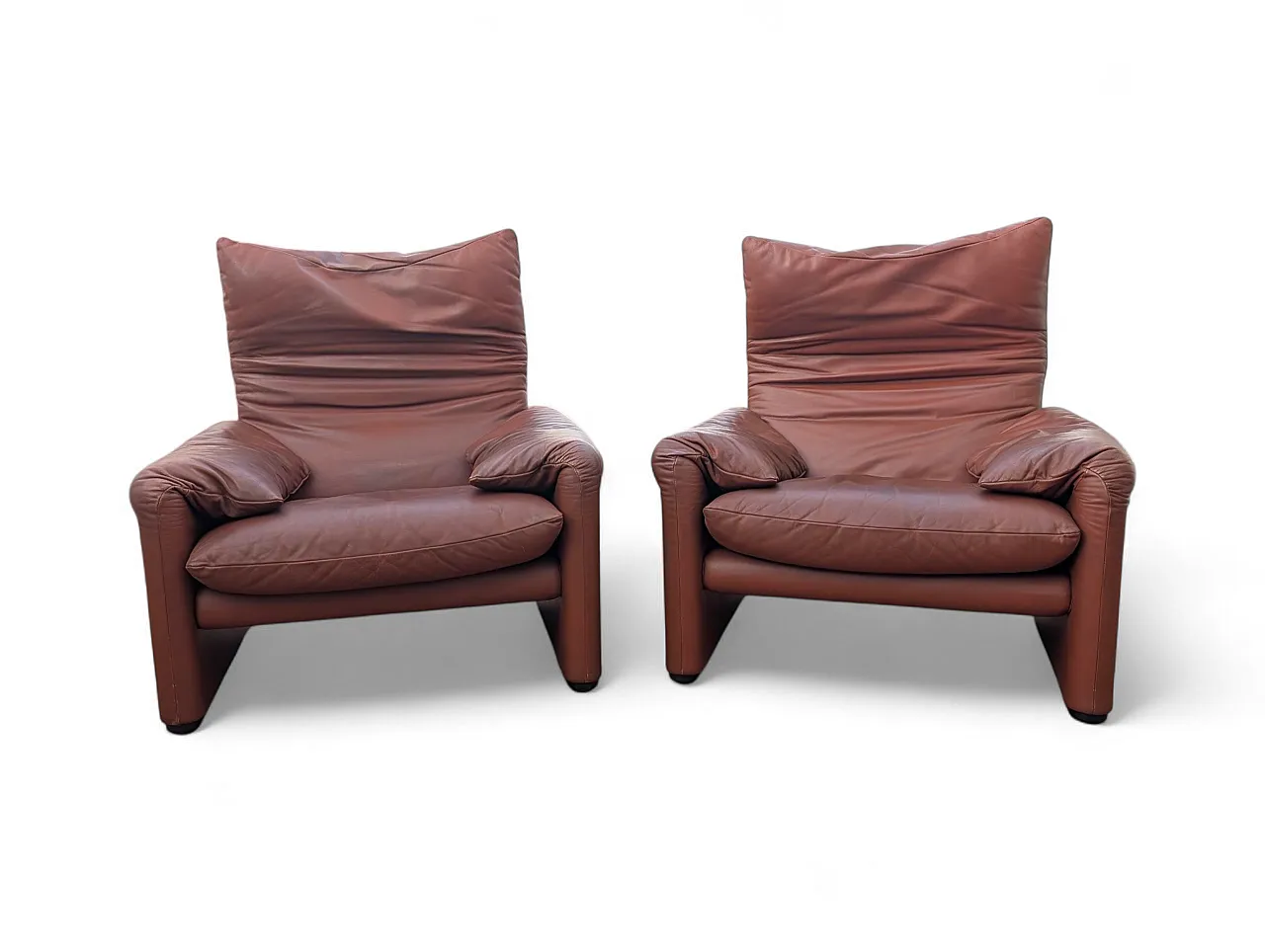 Coppia poltrone in pelle bordeaux di V. Magistretti per Cassina, 1973 9