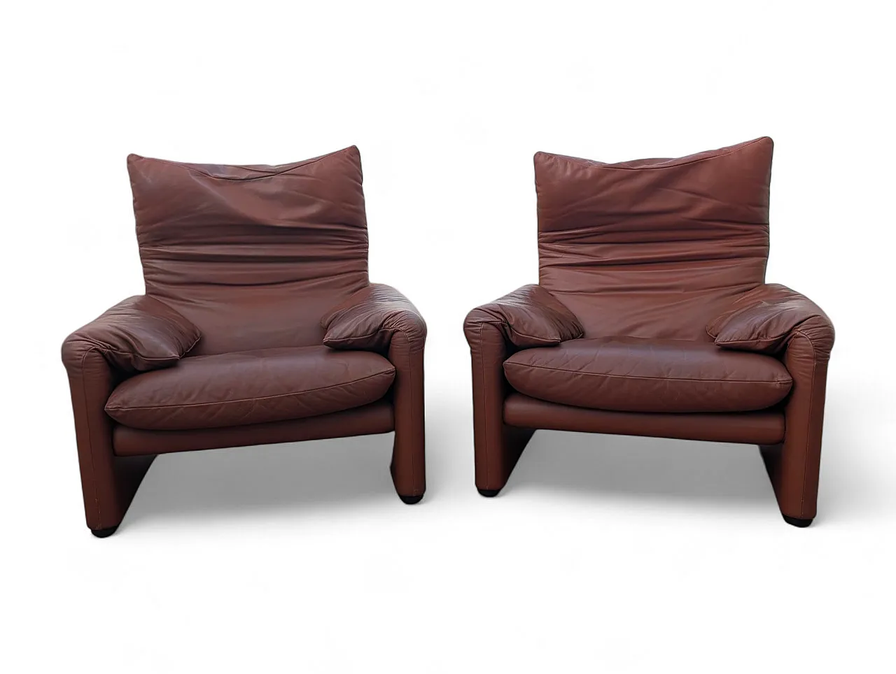 Coppia poltrone in pelle bordeaux di V. Magistretti per Cassina, 1973 10