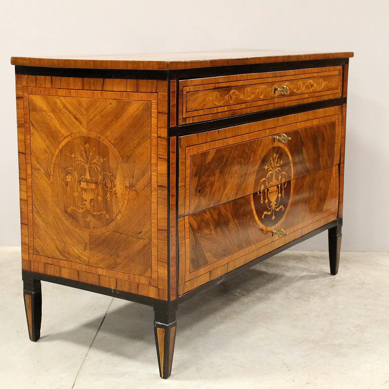 Cassettone comò Luigi XVI in noce intarsiato Italia '700 3