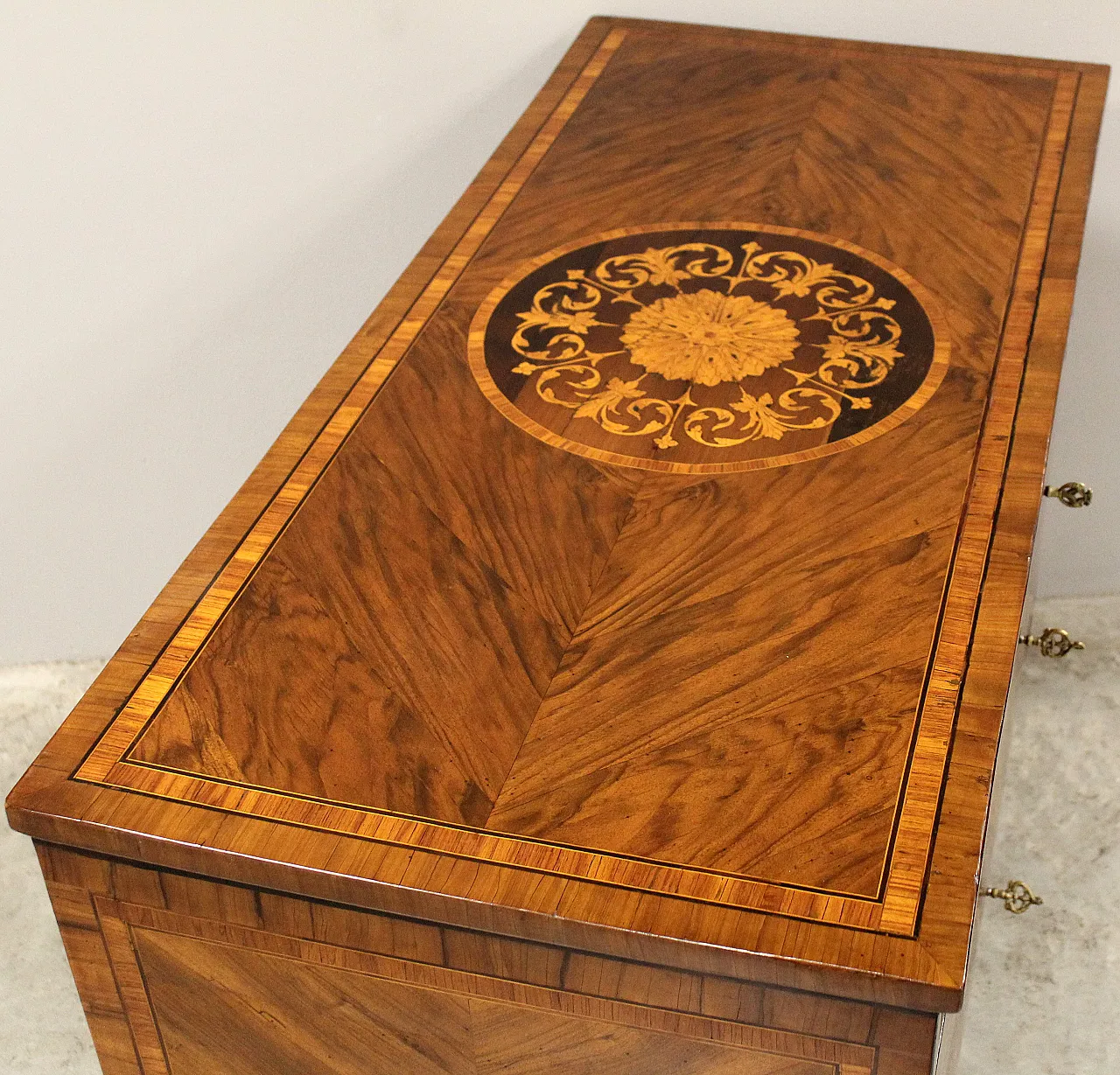 Cassettone comò Luigi XVI in noce intarsiato Italia '700 7