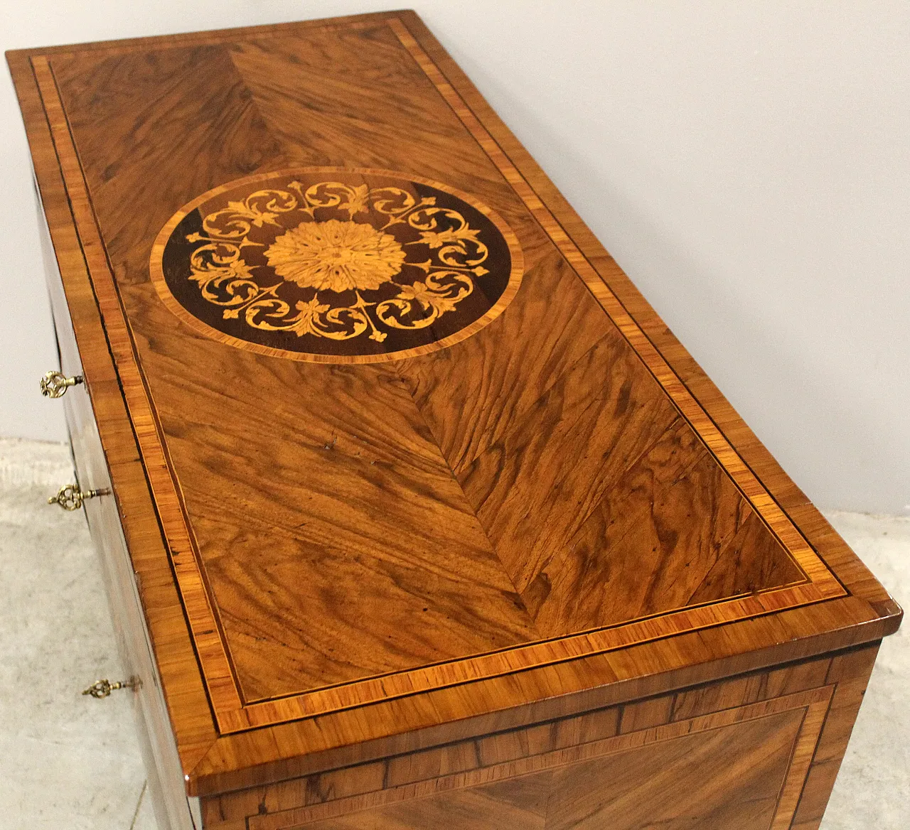 Cassettone comò Luigi XVI in noce intarsiato Italia '700 8