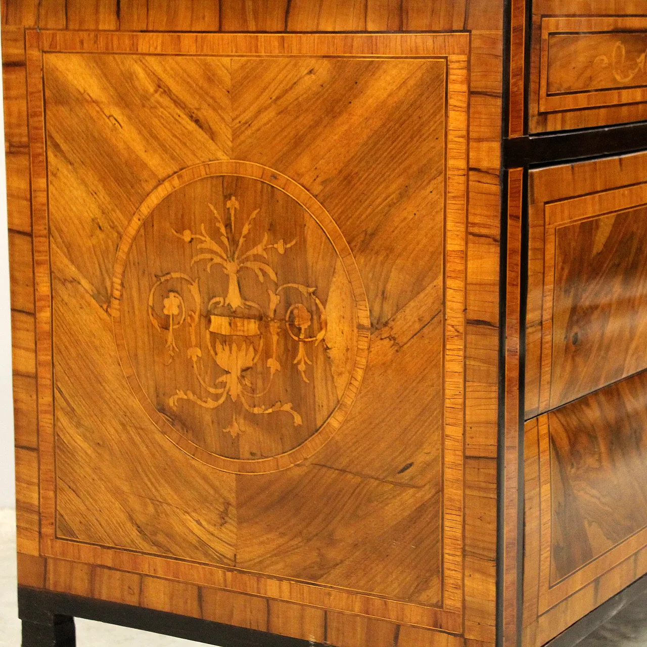 Cassettone comò Luigi XVI in noce intarsiato Italia '700 9