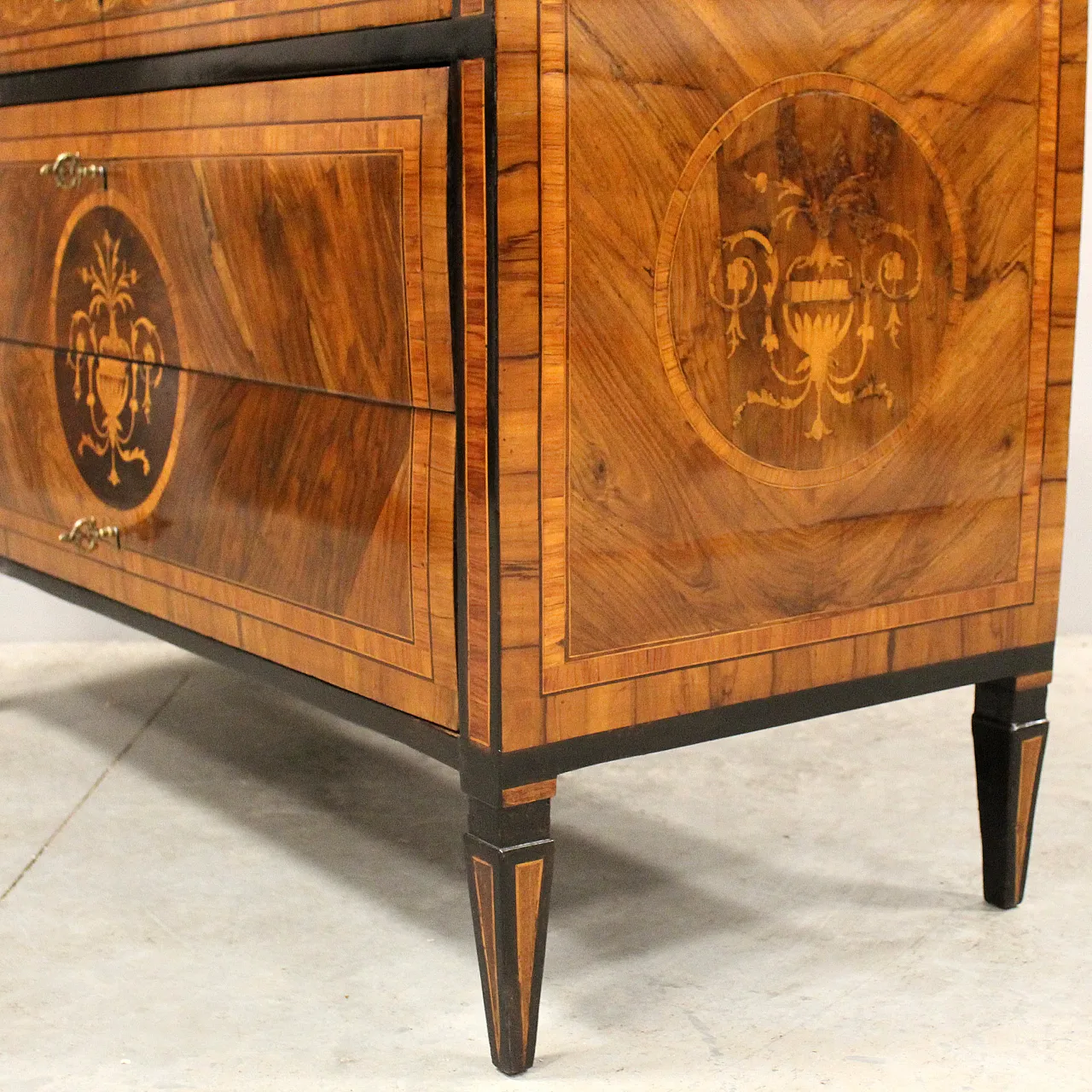 Cassettone comò Luigi XVI in noce intarsiato Italia '700 10