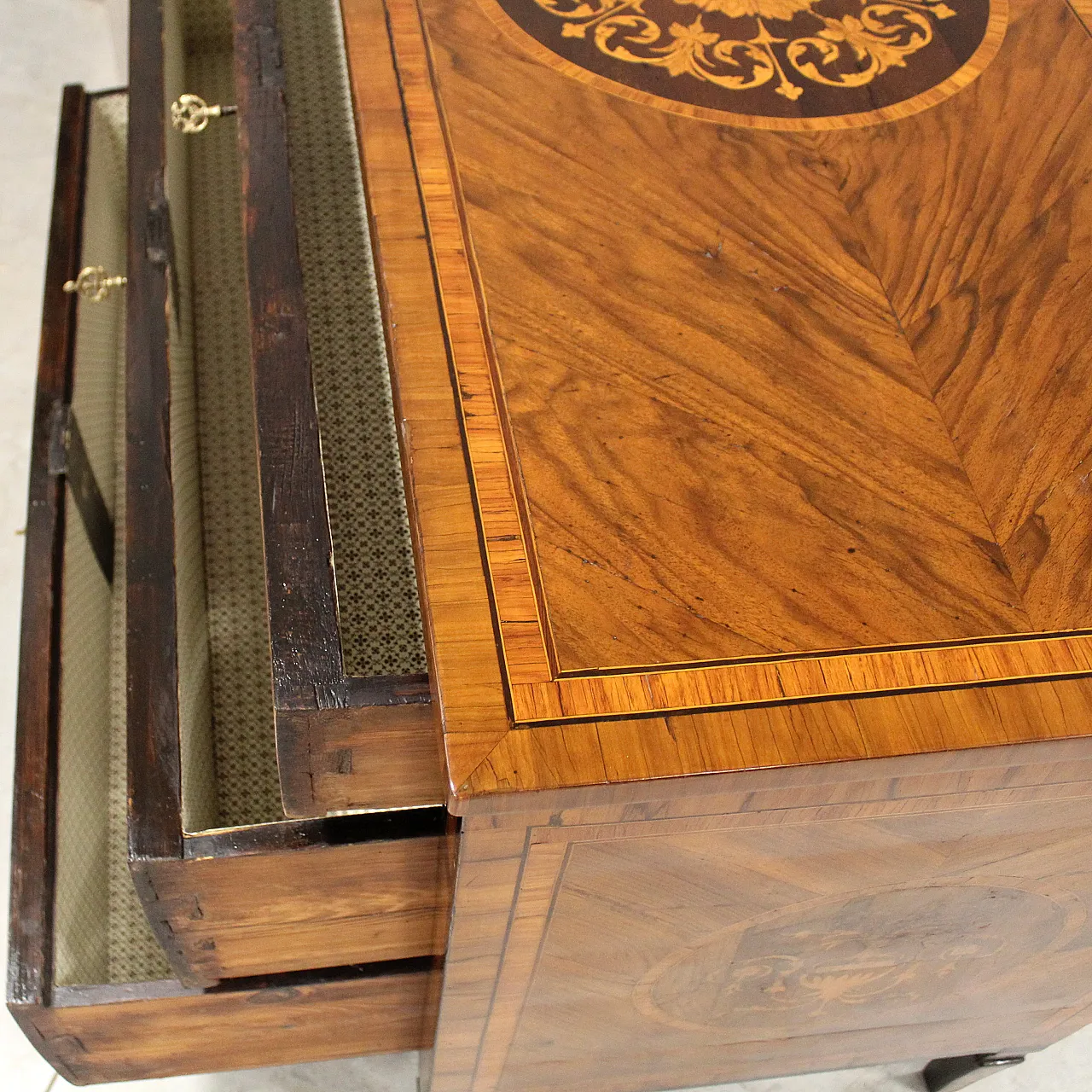 Cassettone comò Luigi XVI in noce intarsiato Italia '700 11