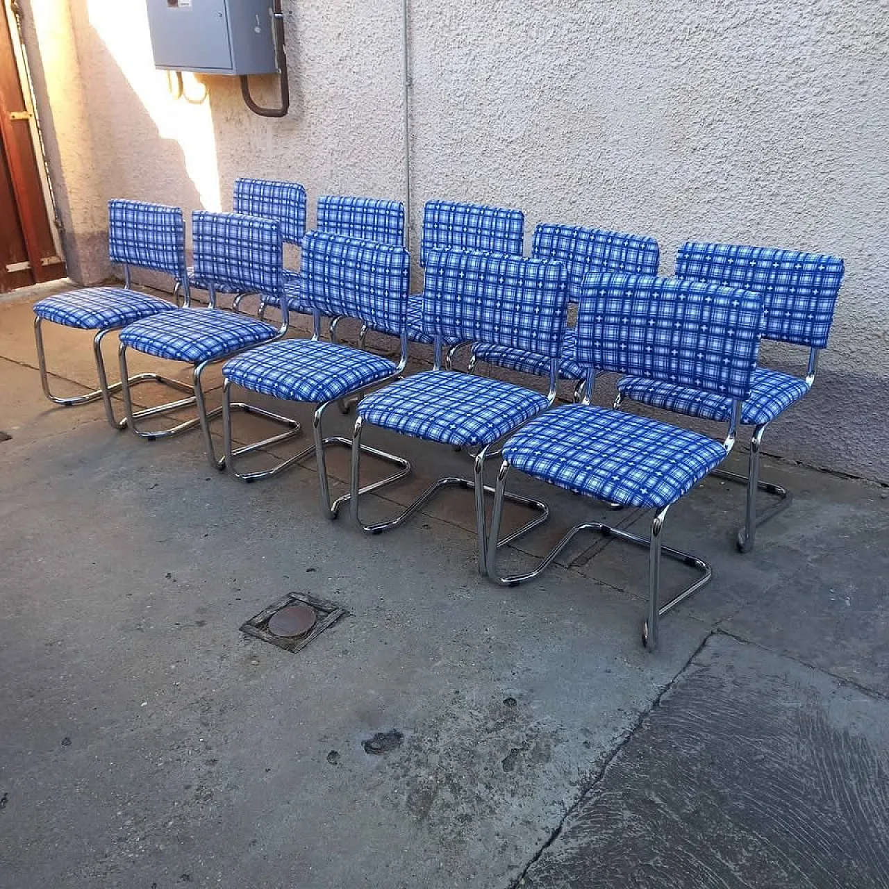 10 Sedie cantilever in metallo cromato e tessuto a scacchi, anni '70 4