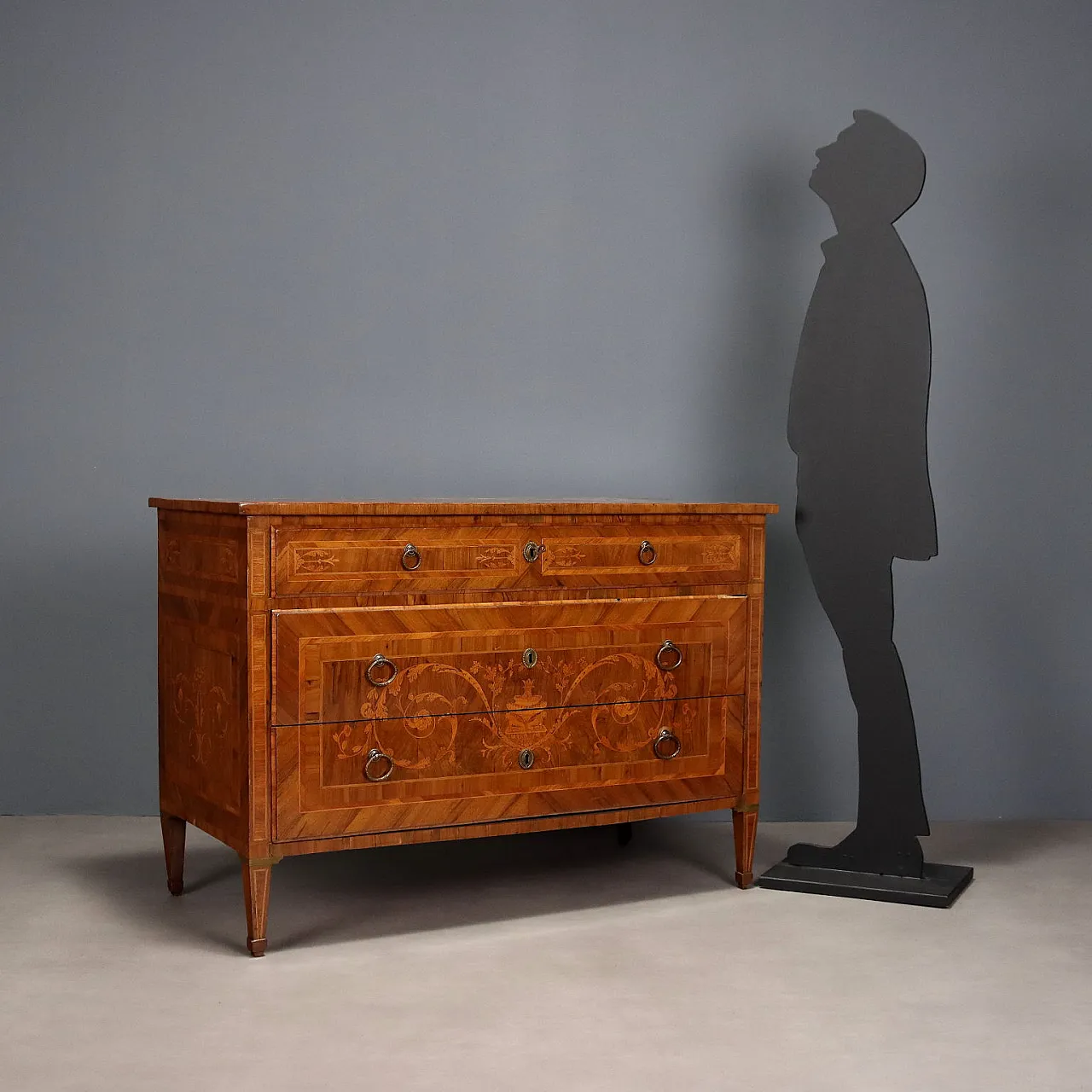 Comò neoclassico intarsiato in diversi tipi di legno, fine '700 2