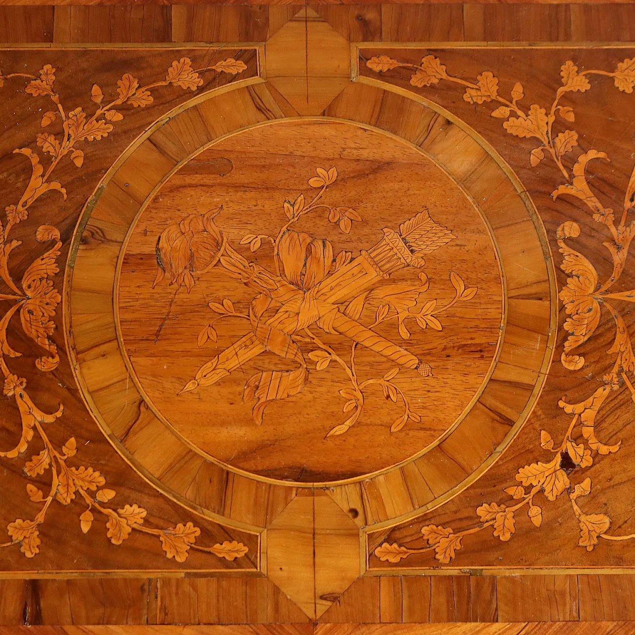 Comò neoclassico intarsiato in diversi tipi di legno, fine '700 8