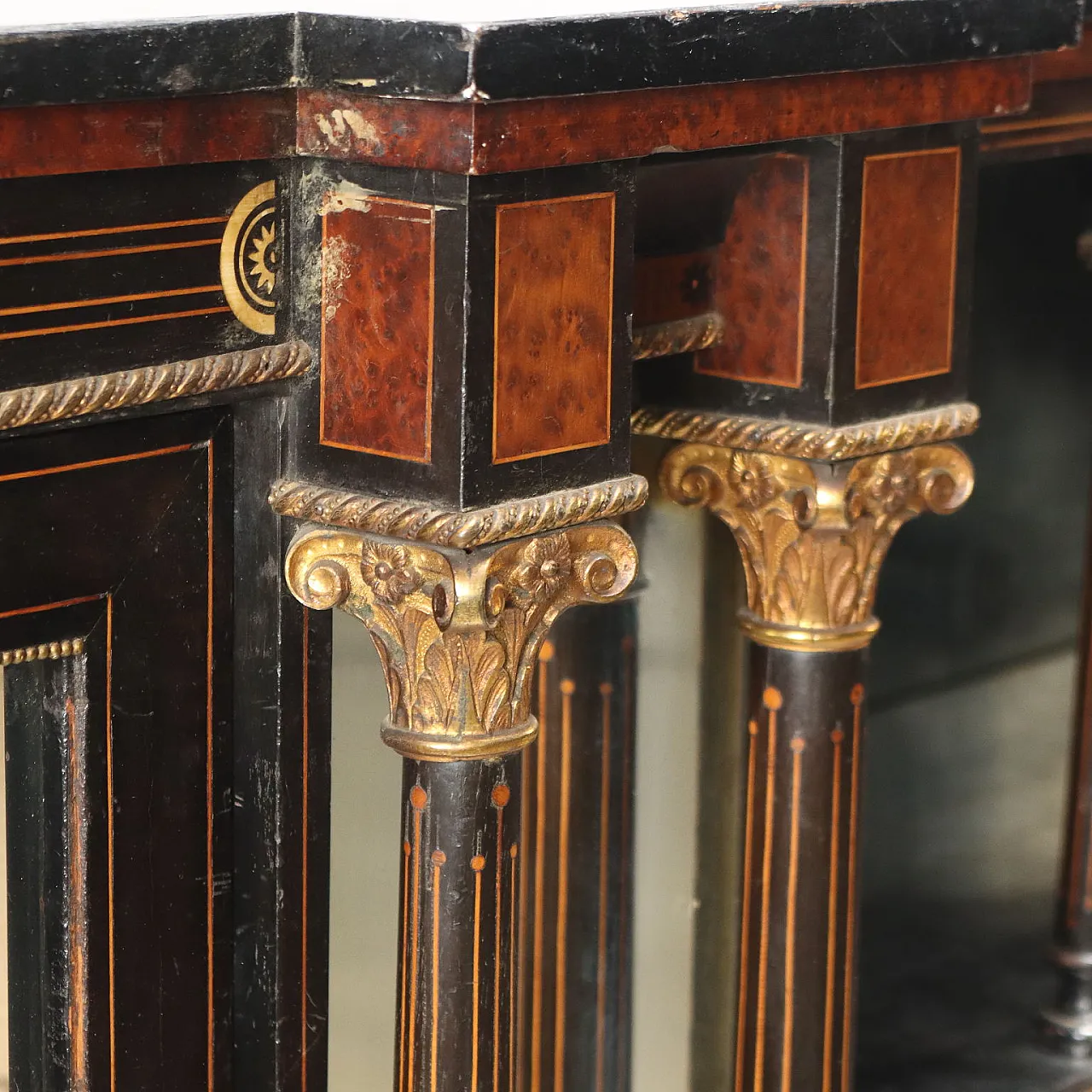 Credenza inglese in legno ebanizzato con applicazioni in bronzo dorato 5