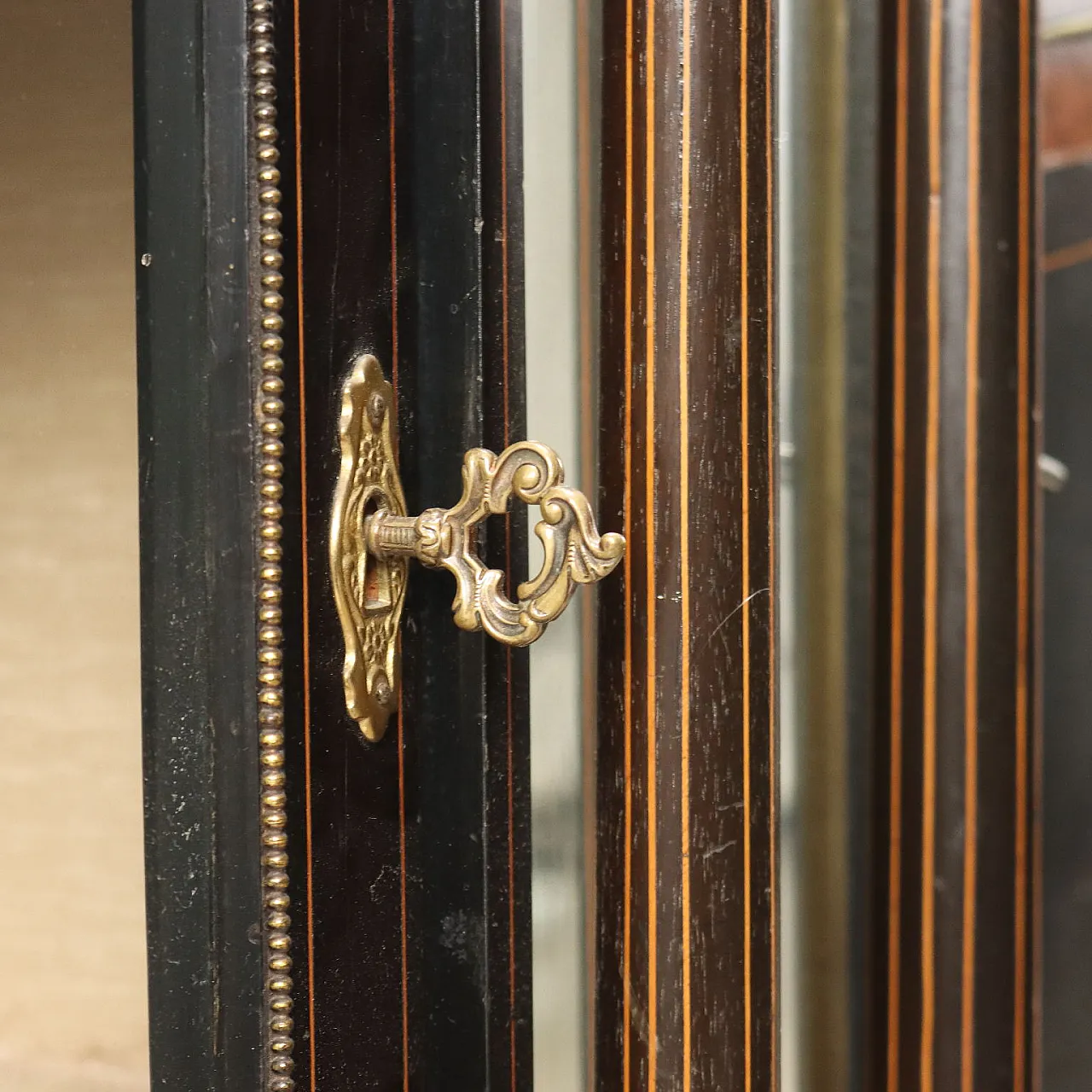 Credenza inglese in legno ebanizzato con applicazioni in bronzo dorato 7