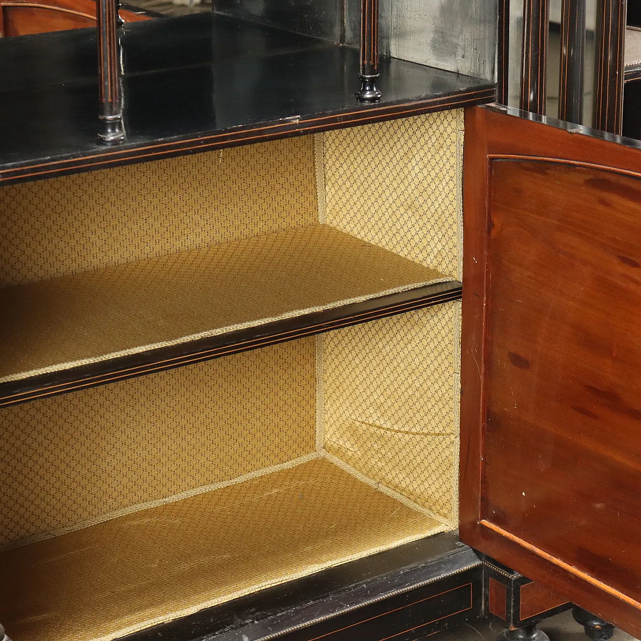 Credenza inglese in legno ebanizzato con applicazioni in bronzo dorato 9