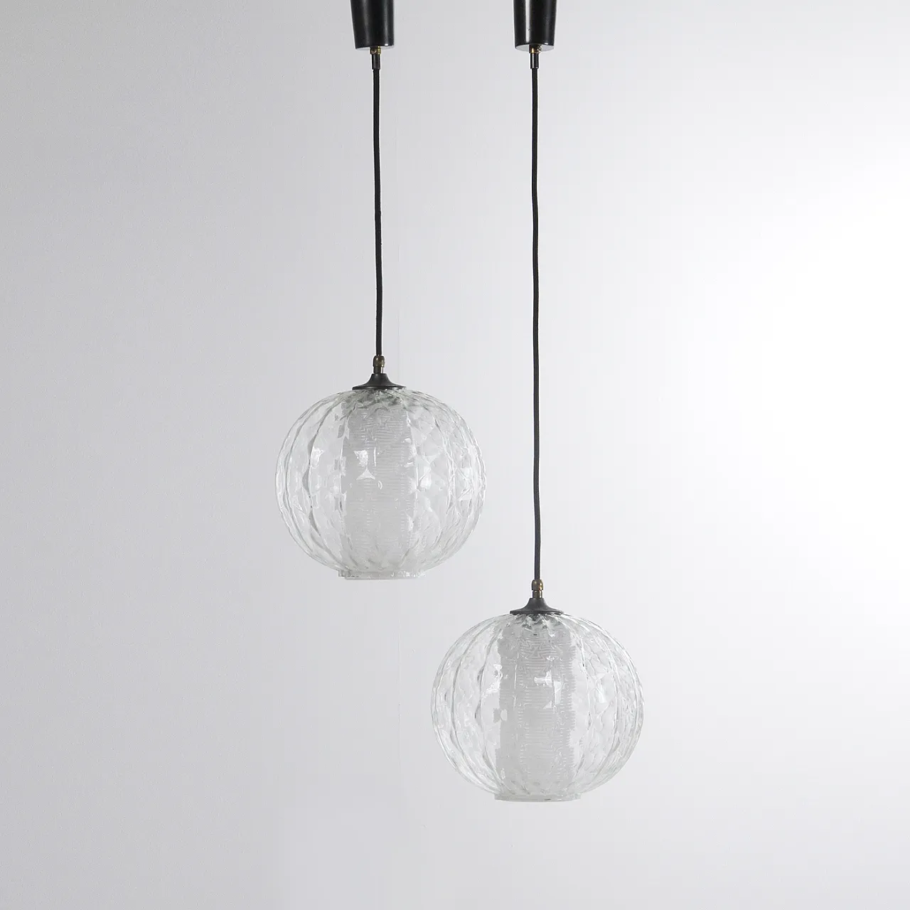 Coppia di lampade a sospensione nello stile di Angelo Brotto, anni '60 1