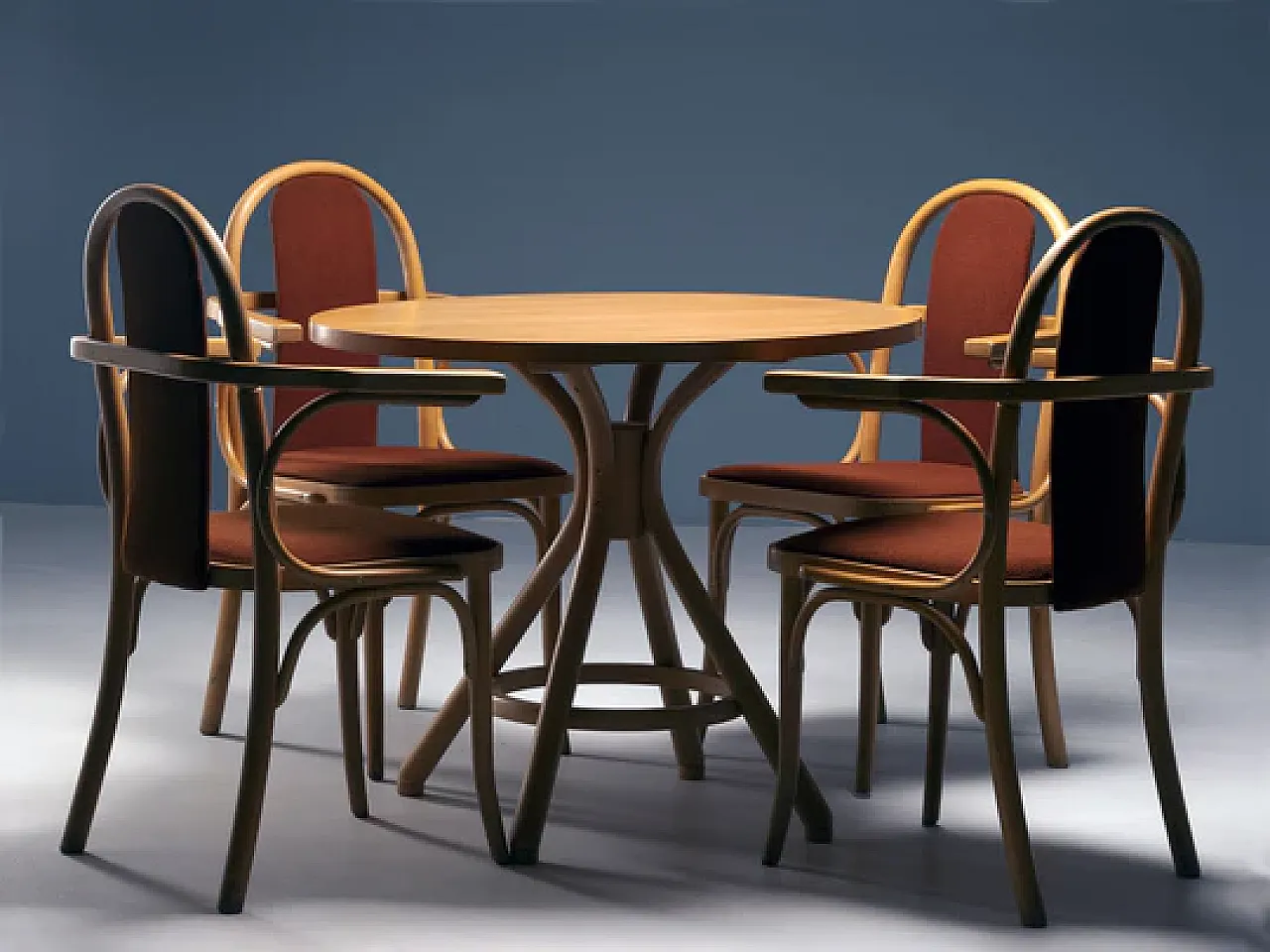 Tavolo con 4 sedie TON, fine '900 5