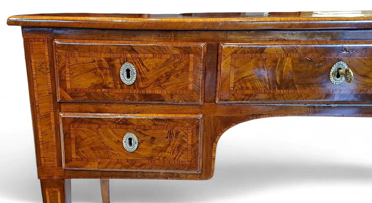 Louis XVI style center desk in walnut and briar wood, 18th century 4