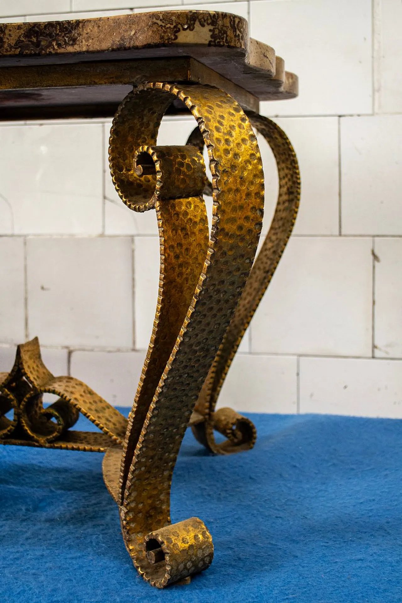 Tavolino da caffè in ferro dorato e marmo di Colli, anni '50 5