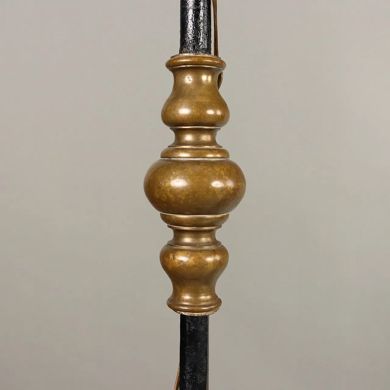 Coppia di Lampade da terra in ferro battuto e tessuto bordeaux, '800 9