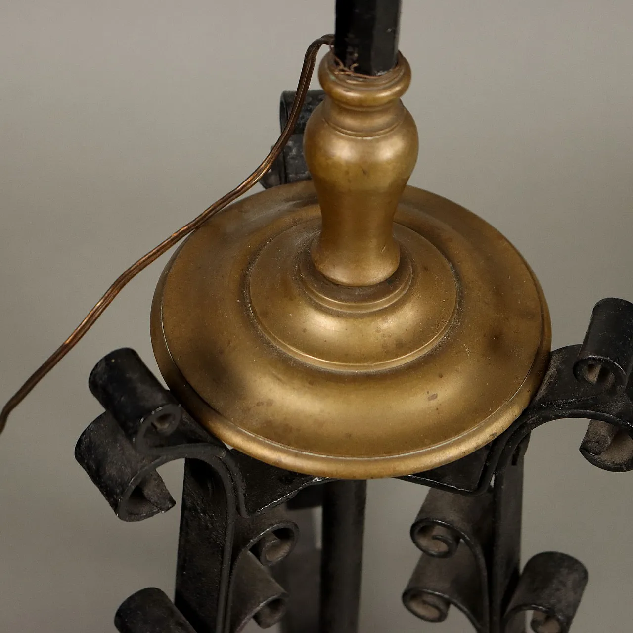 Coppia di Lampade da terra in ferro battuto e tessuto bordeaux, '800 10