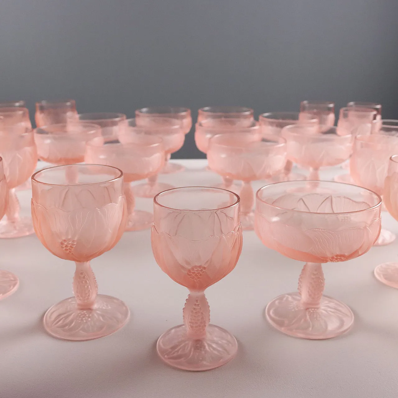Bicchieri in vetro dai toni rosa con motivo vegetale, '900 1