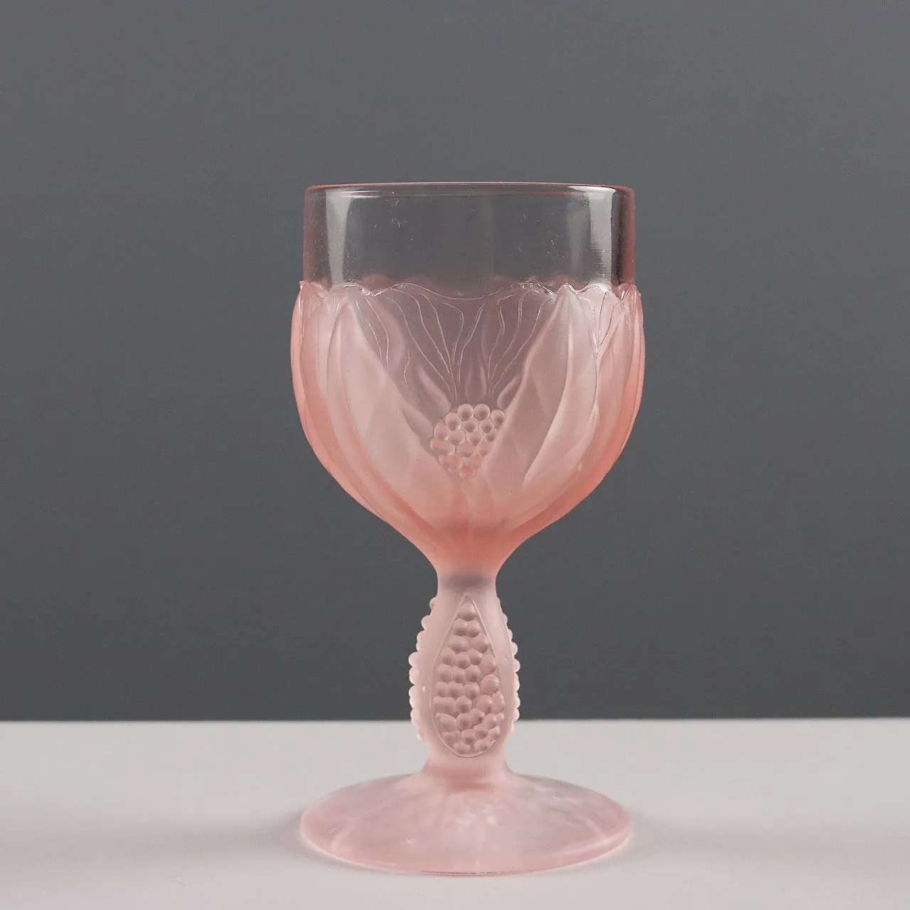 Bicchieri in vetro dai toni rosa con motivo vegetale, '900 3