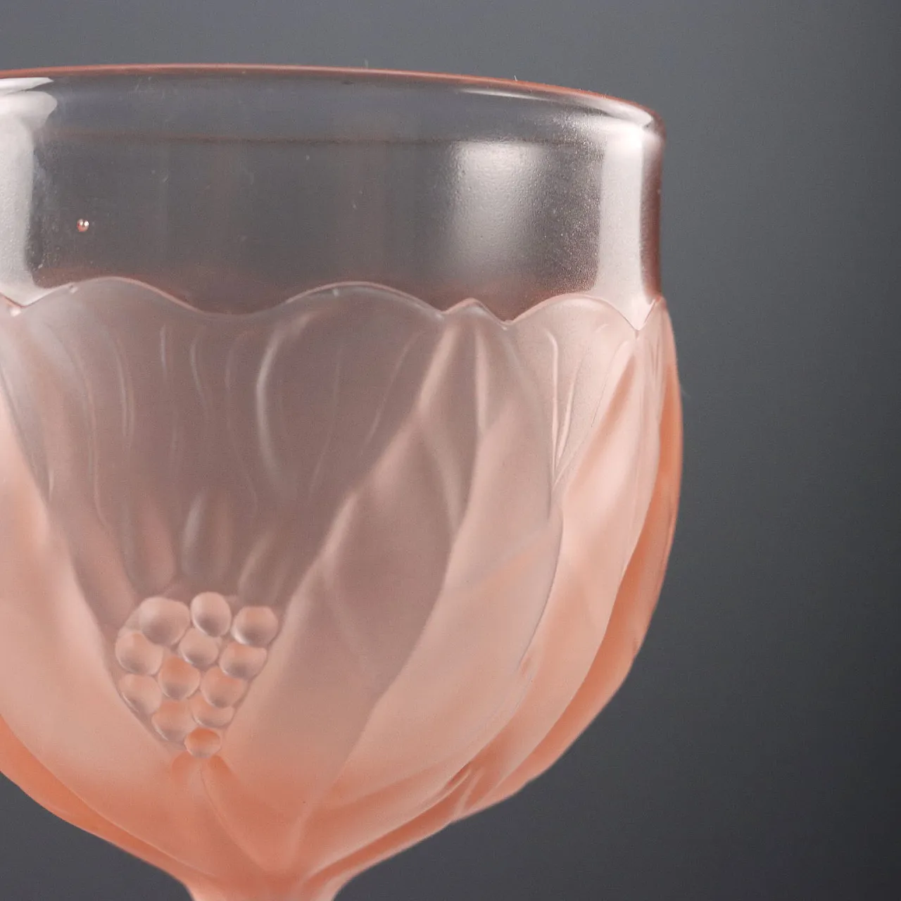 Bicchieri in vetro dai toni rosa con motivo vegetale, '900 8