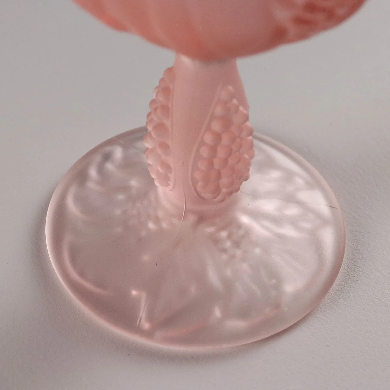 Bicchieri in vetro dai toni rosa con motivo vegetale, '900 10