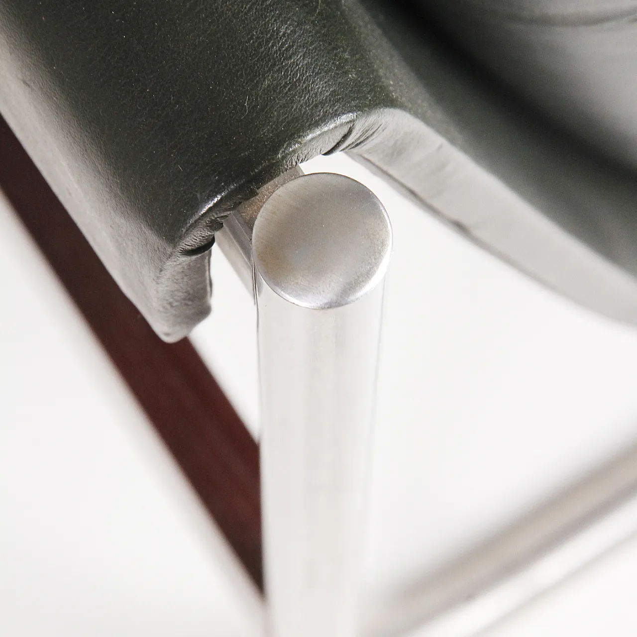 Coppia di poltrone in legno e pelle, anni '70 1