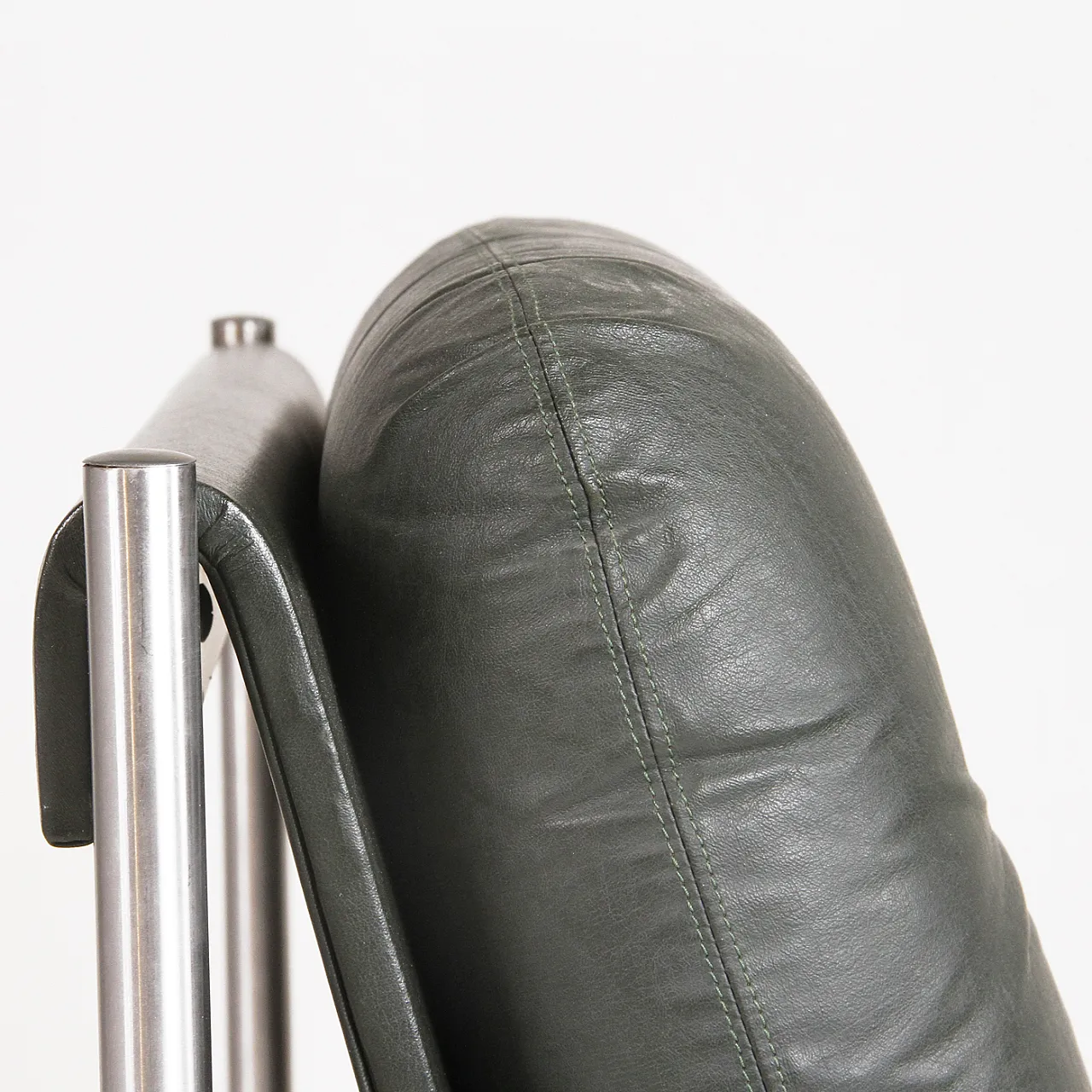 Coppia di poltrone in legno e pelle, anni '70 2