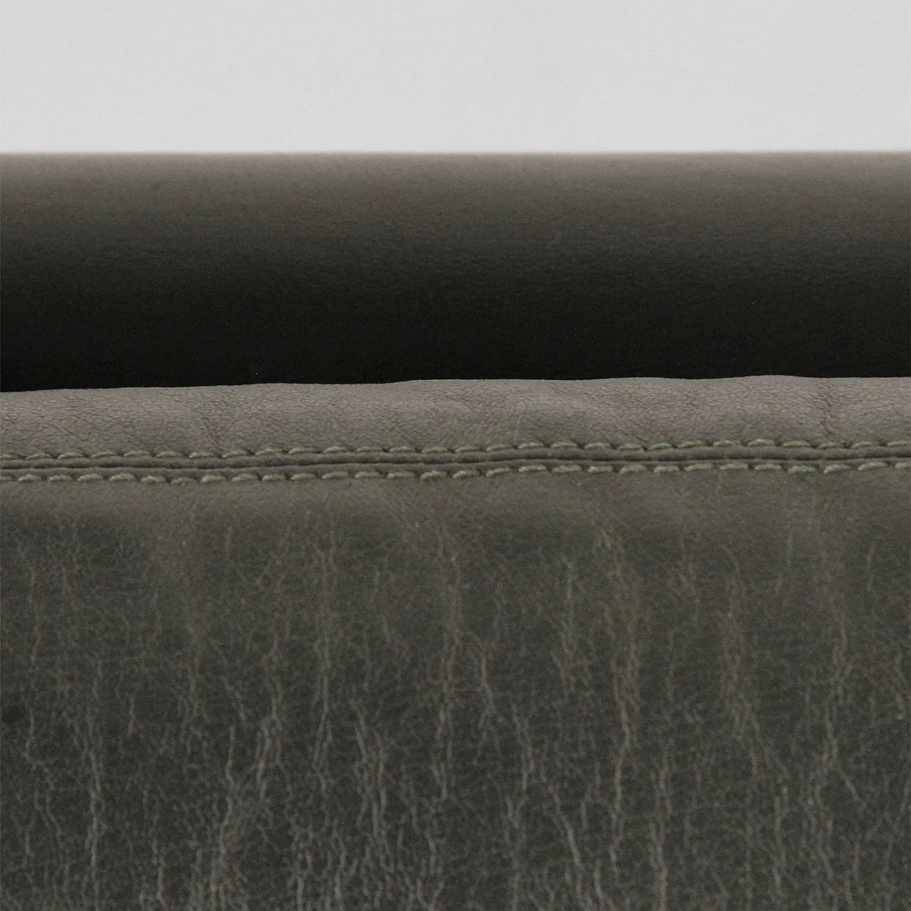 Coppia di poltrone in legno e pelle, anni '70 3