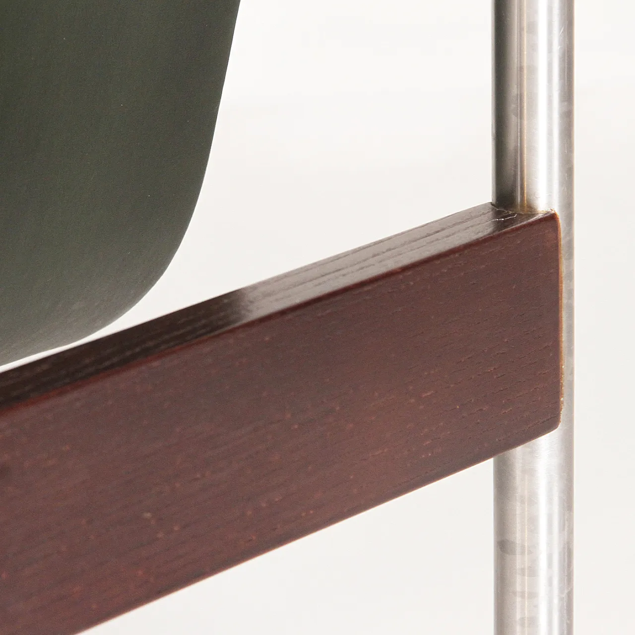 Coppia di poltrone in legno e pelle, anni '70 6