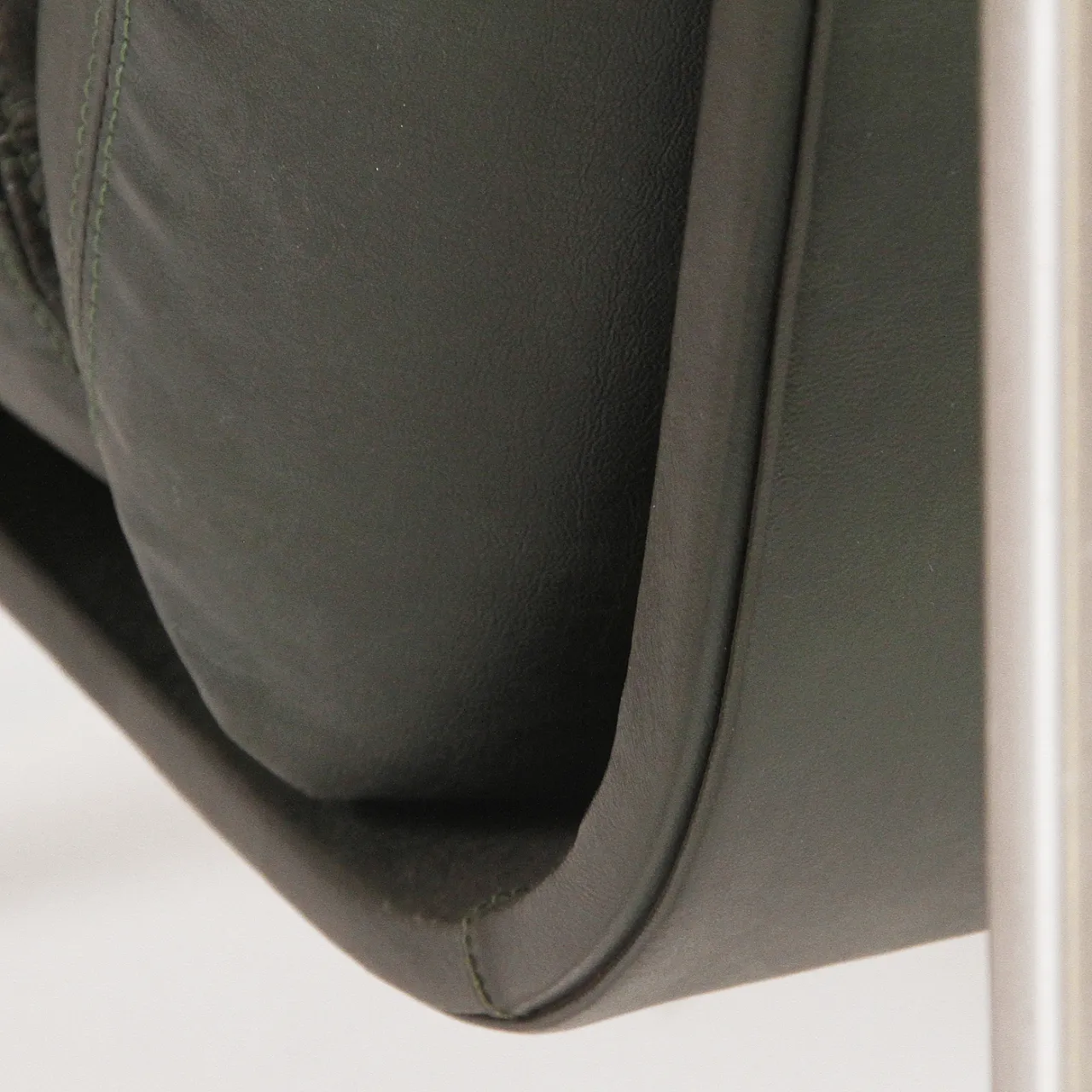 Coppia di poltrone in legno e pelle, anni '70 7