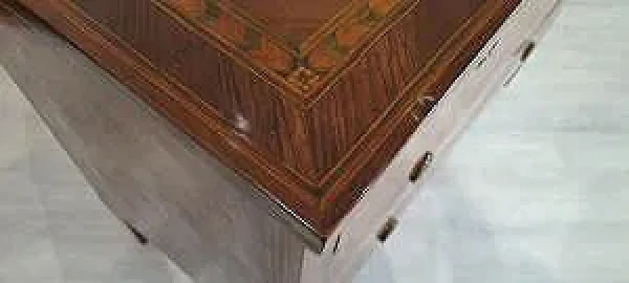 Chest of drawers with three laminated drawers, 18th century 7