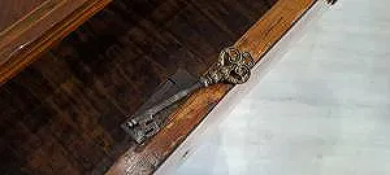 Chest of drawers with three laminated drawers, 18th century 8