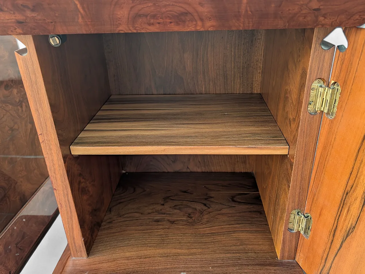 Comò e comodini in radica e ottone, Italia anni '70 15