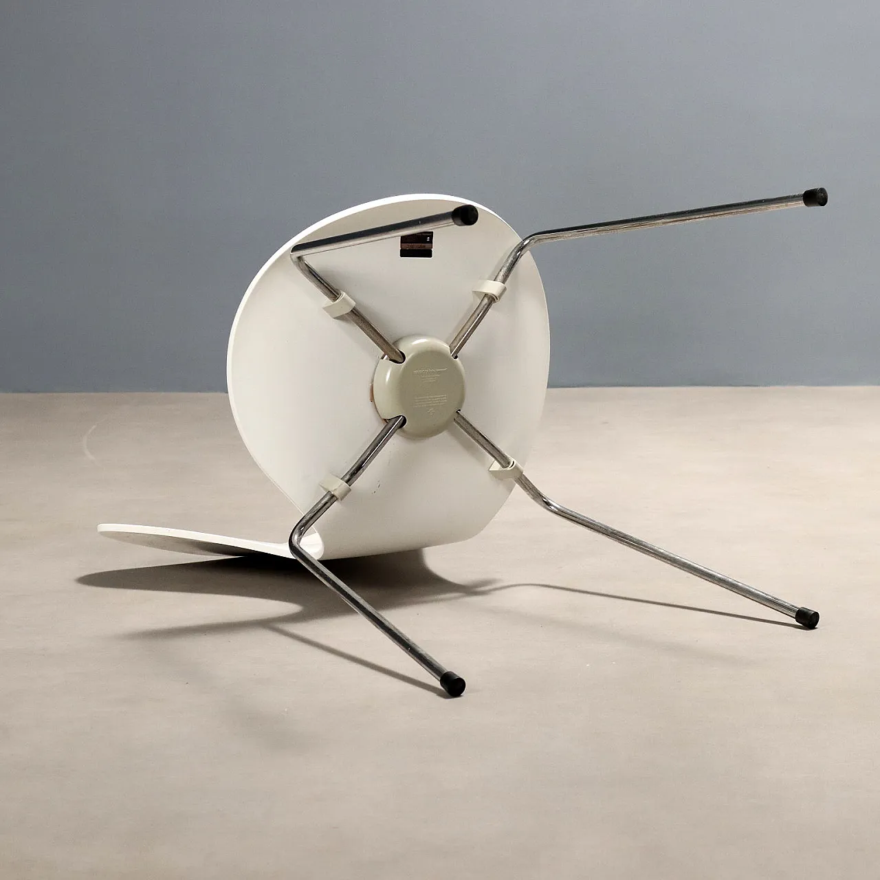 Coppia di sedie in multistrato laccato bianco e acciaio, '900 6