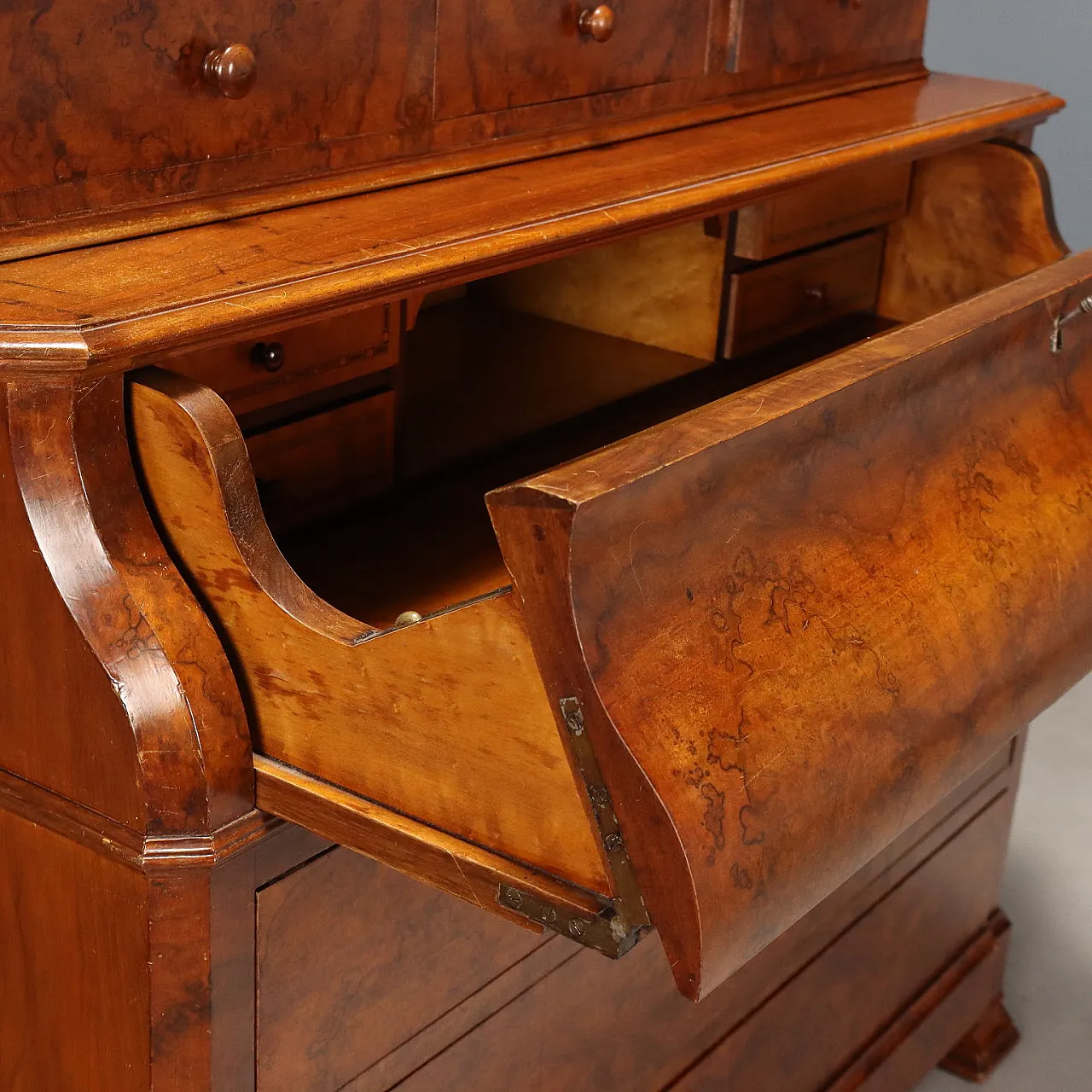 Scrivania Biedermeier in mogano e radica, metà '800 7