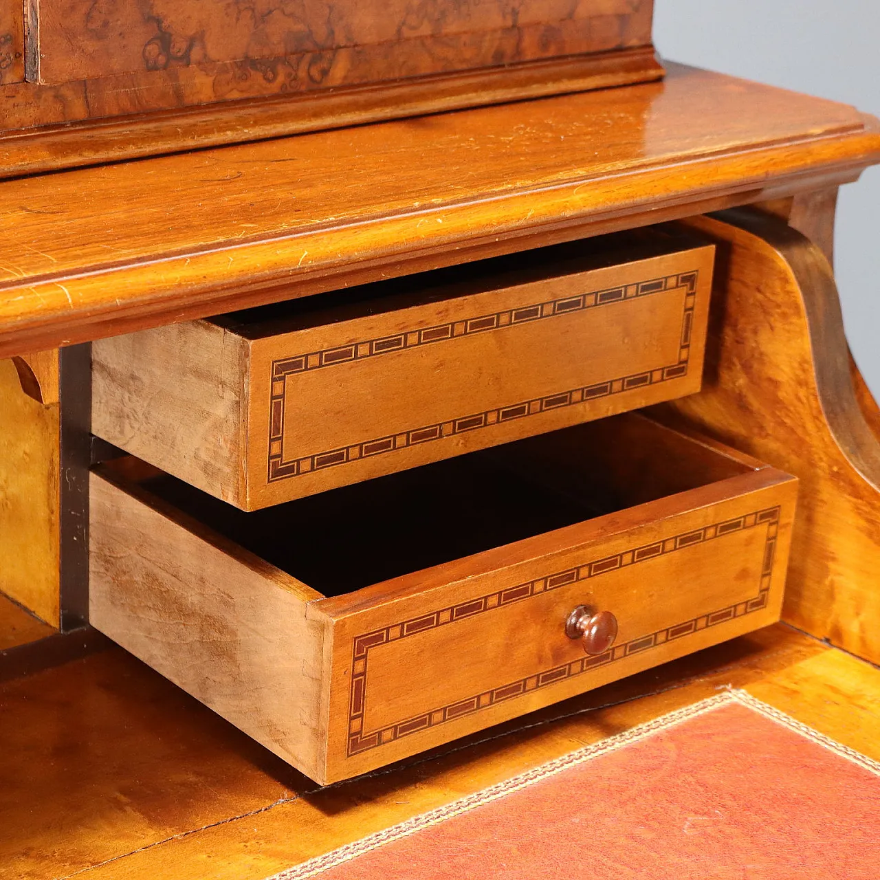 Scrivania Biedermeier in mogano e radica, metà '800 9