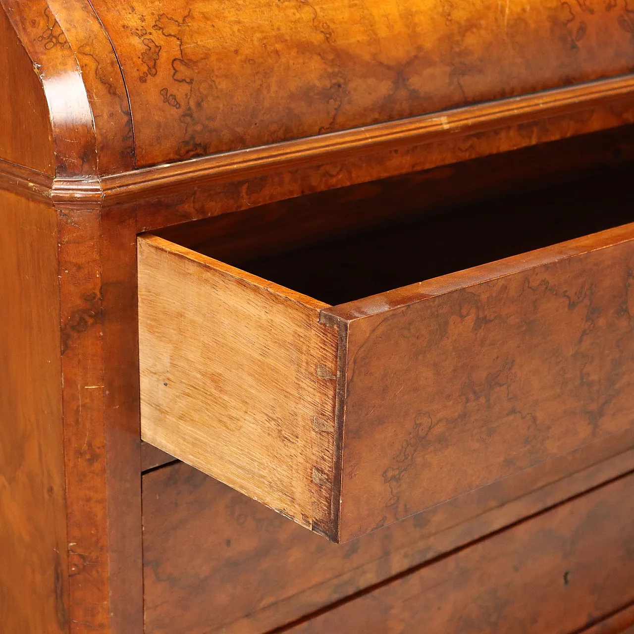 Scrivania Biedermeier in mogano e radica, metà '800 10