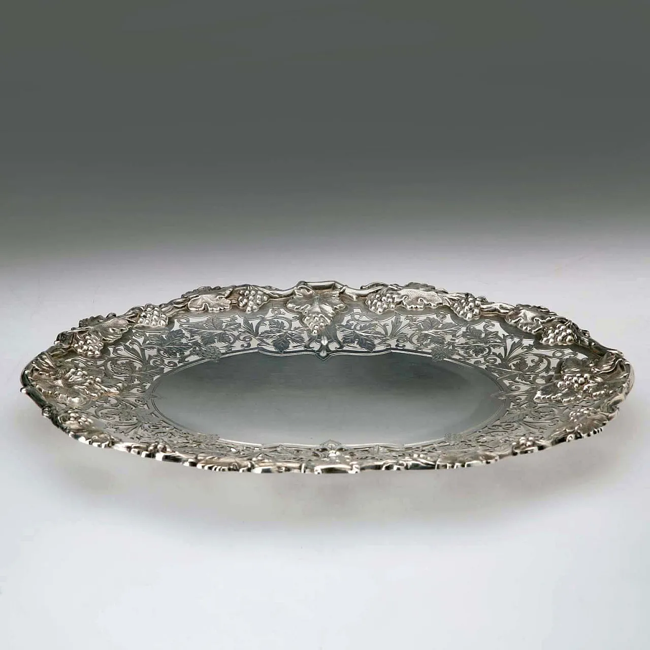 Vassoio ovale in argento con decoro cesellato e inciso, '900 4