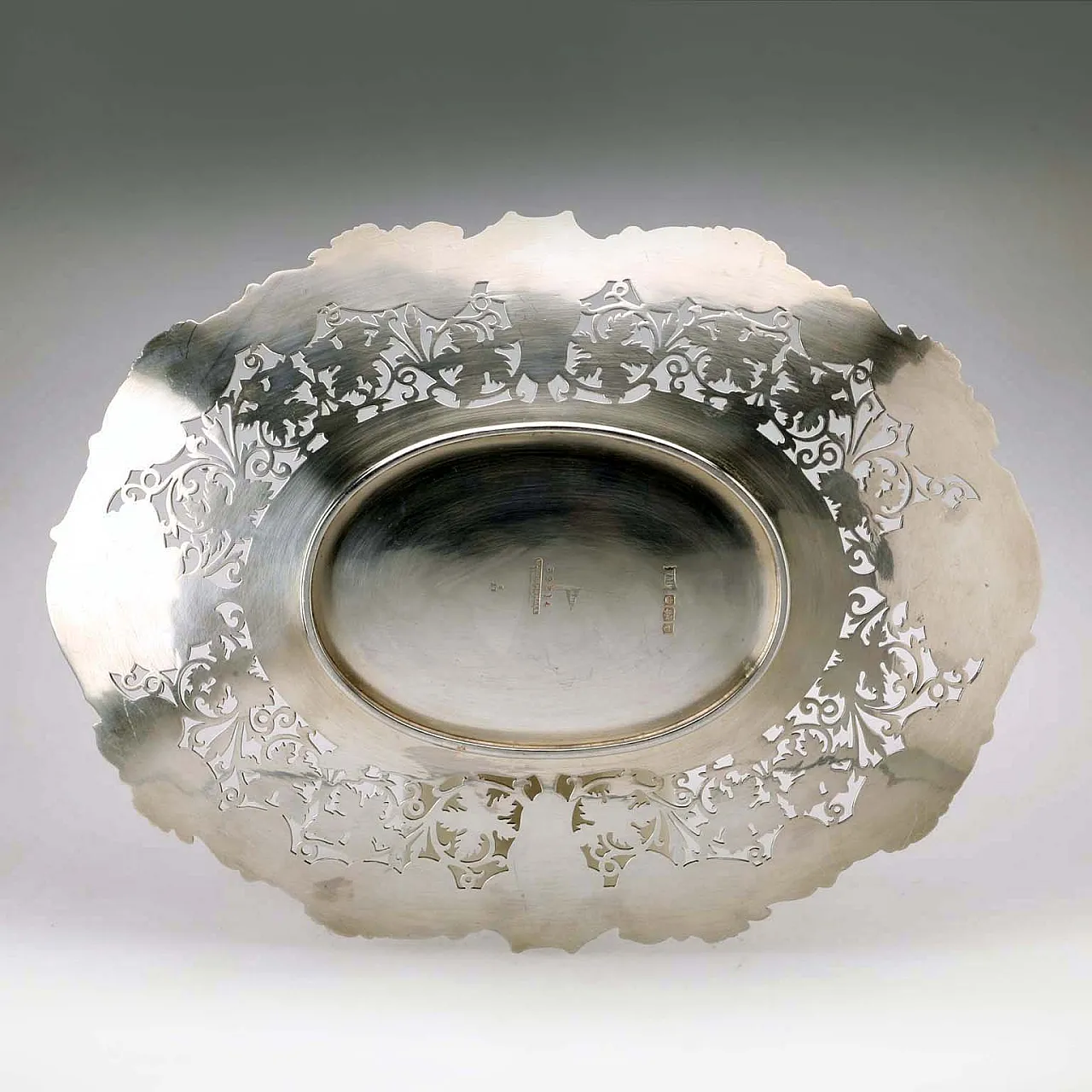 Vassoio ovale in argento con decoro cesellato e inciso, '900 7