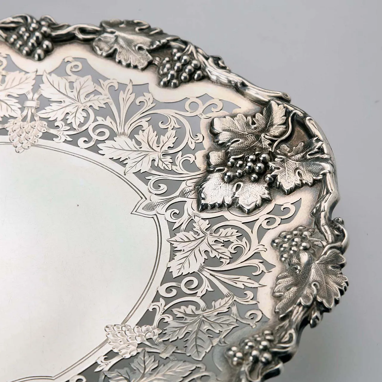 Vassoio ovale in argento con decoro cesellato e inciso, '900 9