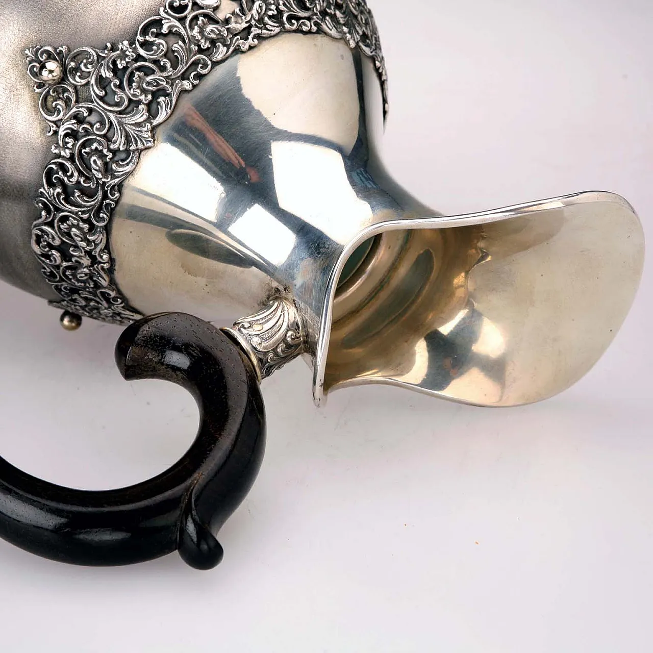 Brocca in argento cesellato, legno e vetro, '900 5