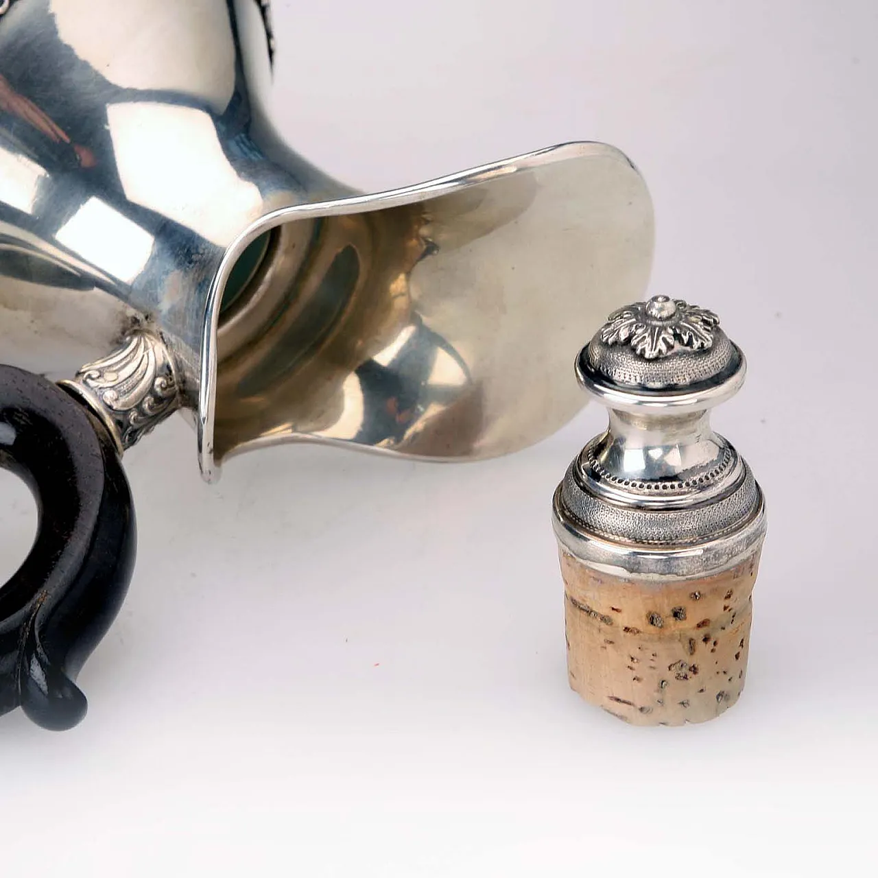 Brocca in argento cesellato, legno e vetro, '900 9