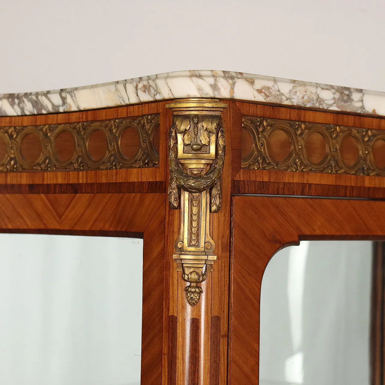 Neoclassical bois de rose display cabinet with marble top, early 1900s 4